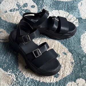 NEW women’s Black platform Sandals size 6
